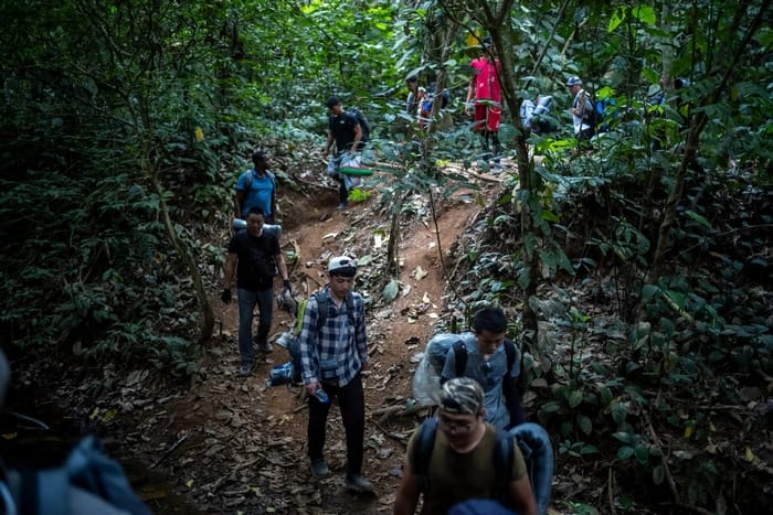 Get across còn mang nghĩa di chuyển từ bên này, vượt qua khu vực nguy hiểm