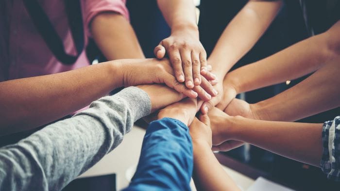 Get along là gì? Ý nghĩa và cách dùng get along trong tiếng Anh