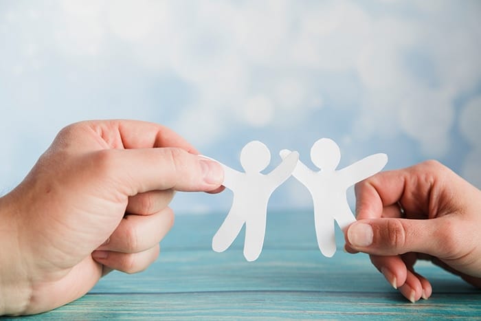 Get along là một phrasal verb thể hiện sự hòa hợp, thân thiết
