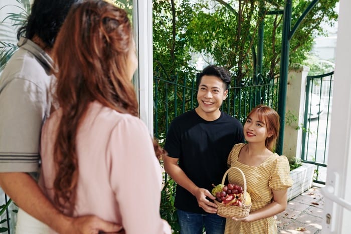Get on (with someone) được dùng để nói về mối quan hệ hòa thuận với ai đó được xây dựng lâu dài