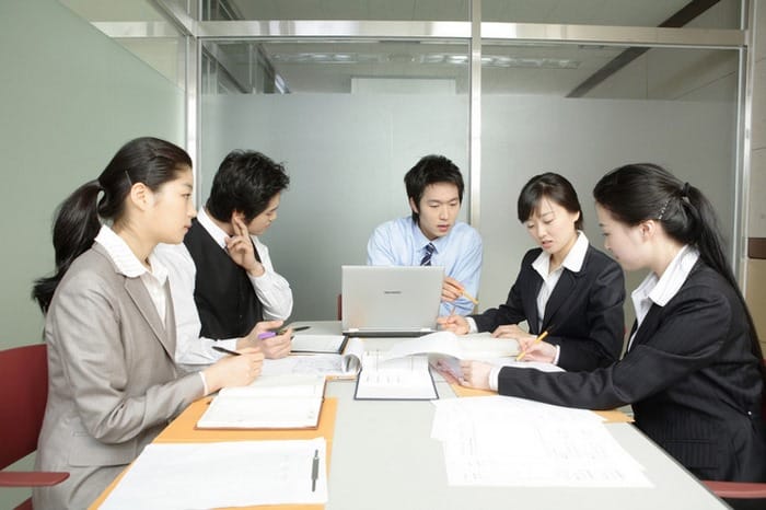 Cấu trúc Get down to something để nói về hoạt động bắt đầu làm việc gì đó nghiêm túc hơn