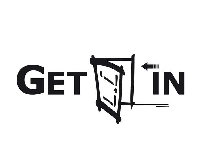 Get in là gì? Get in là một phrasal verb mang nhiều nghĩa khác nhau như đi vào, đi lên,...
