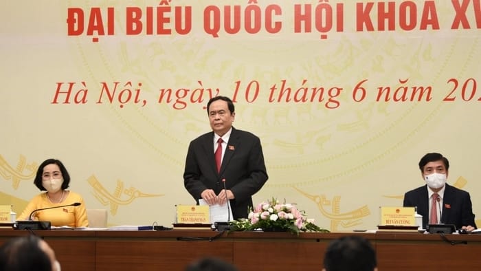 Get in còn có thể dùng để nói về sự đắc cử, trúng cử,... trong chính trị
