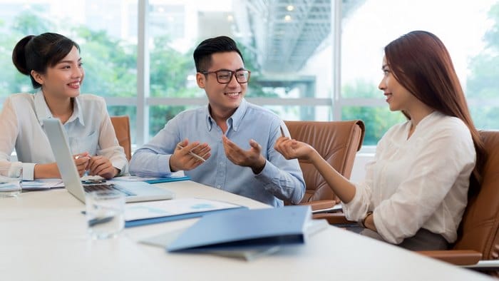 Get on with là lựa chọn lý tưởng cho giao tiếp, nói hàng ngày, không nên dùng trong bối cảnh đòi hỏi sự trang trọng, chuẩn mực