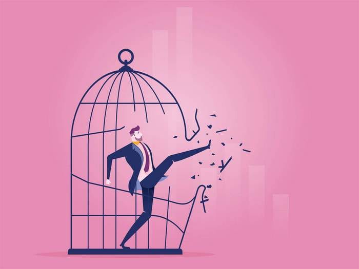 Get out of là gì? Ý nghĩa, cách dùng đầy đủ trong tiếng Anh