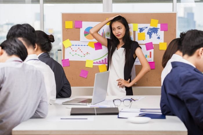 Get out of đi với hành động sẽ thể hiện sự né tránh thực hiện nghĩa vụ, công việc nào đó