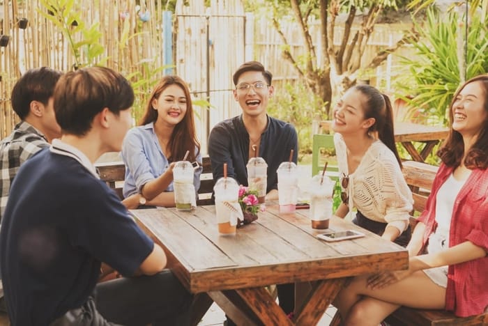 Cấu trúc get up to rất phù hợp để giao tiếp với bạn bè trong các cuộc họp mặt, sử dụng để quan tâm, hỏi thăm nhau