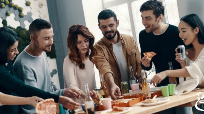Get together trái nghĩa với Break Up, có nghĩa là tụ họp lại
