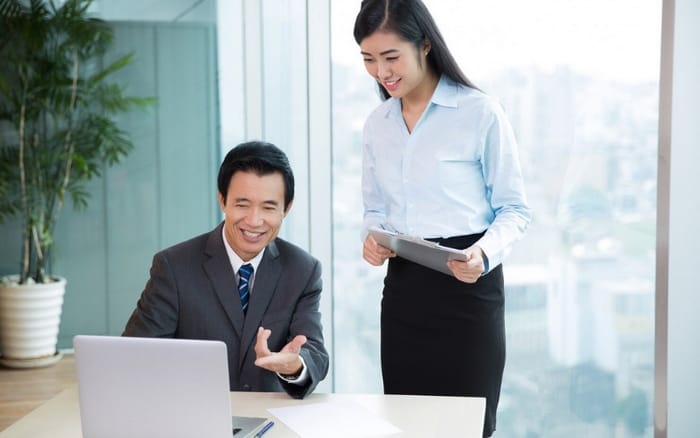 Bring in có nghĩa phổ biến nhất là mang/đem vào một vật hoặc người từ bên ngoài vào phòng, công ty,...