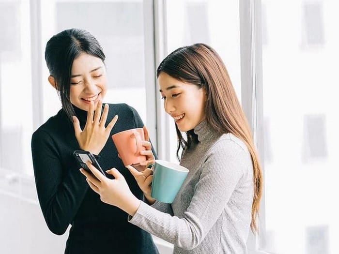 Catch up là sẽ mang nghĩa quan tâm, hỏi han, trò chuyện,... khi dùng trong giao tiếp thân mật