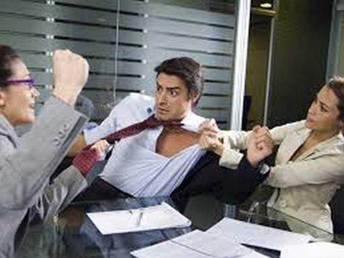 Cấu trúc Get caught up in thể hiện ai đó bị vướng vào rắc rối, tình huống ngoài mong muốn