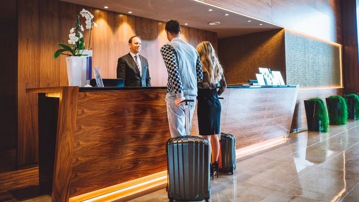 Check in có nghĩa cơ bản nhất là hoàn thành thủ tục khi đến khách sạn, sân bay, sự kiện,...