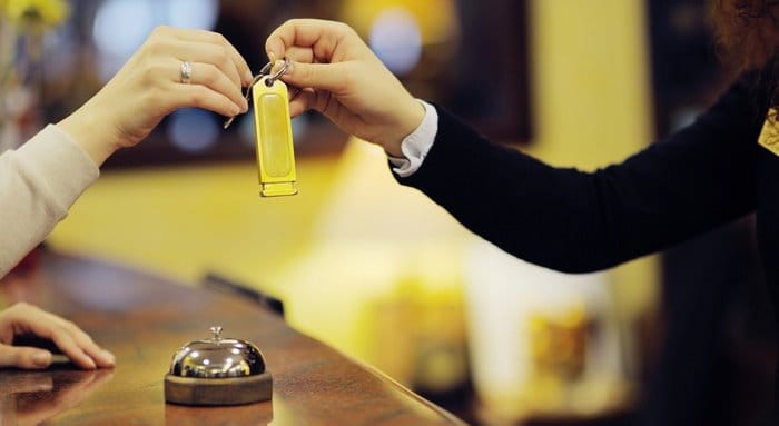 Check out có nghĩa trái ngược với Check in