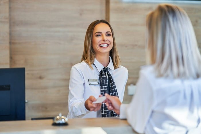 Check out là một cụm động từ có nghĩa diễn tả hành động hoàn thành thủ tục rời đi khỏi khách sạn, nhà nghỉ,...