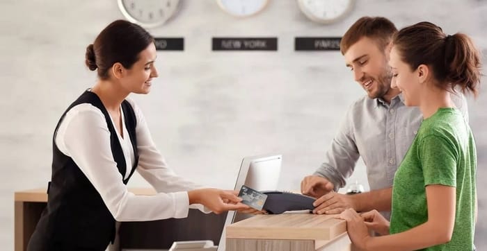 Cấu trúc Check out of đi kèm địa điểm là nhấn mạnh việc rời khỏi nơi lưu trú