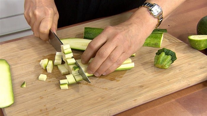 Cut off có nghĩa cơ bản là cắt rời một phần từ tổng thể lớn hơn