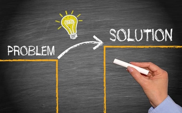 Deal with có nghĩa phổ biến nhất là giải quyết/xử lý vấn đề, nhiệm vụ hoặc tình huống