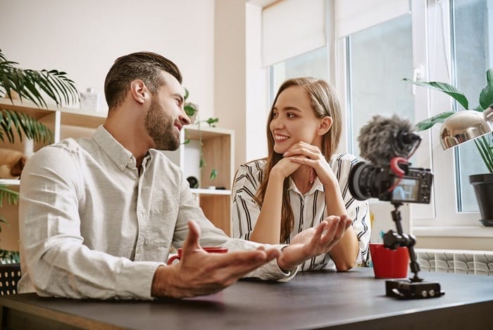 Deal with khi đi kèm đối tượng là con người sẽ nói đến cách bạn tương tác hoặc quản lý mối quan hệ