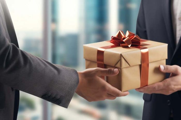 Give away có ý nghĩa là tặng một món đồ, sản phẩm hoặc tài sản miễn phí cho ai đó
