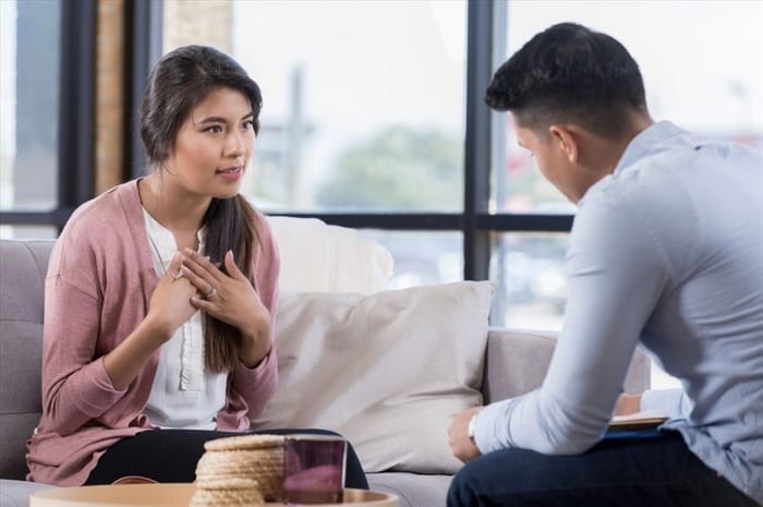 Give away cũng mang nghĩa tiết lộ sự thật, vấn đề, vô tình làm lộ điều gì đó