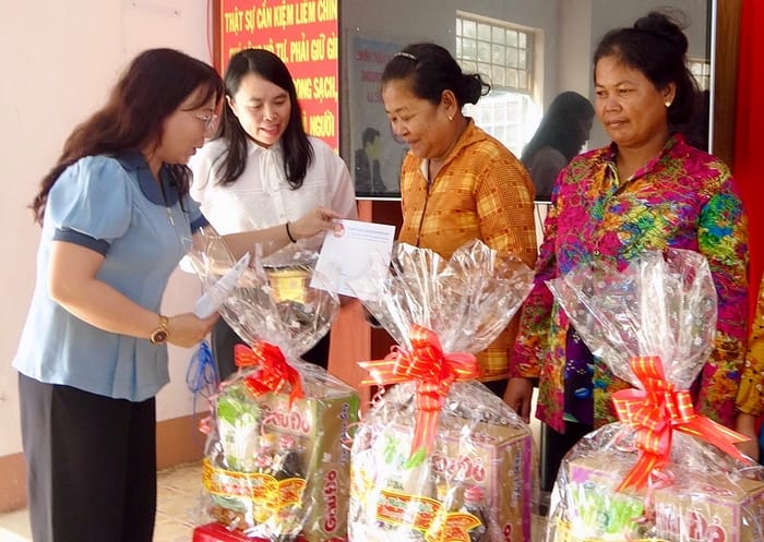 Give out đi kèm tân ngữ là vật mang nghĩa phân phát tài liệu, quà tặng,... cho nhiều người