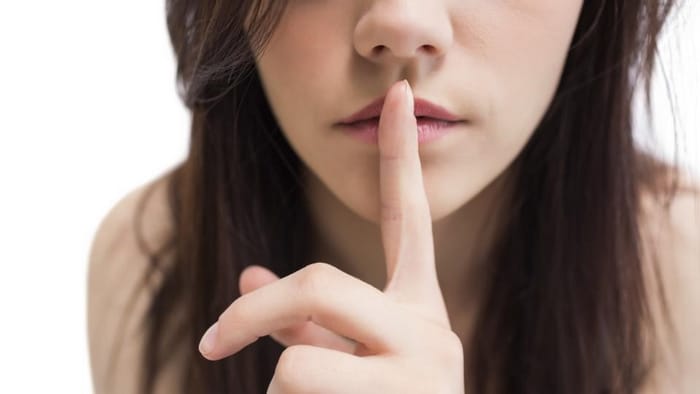 Trái nghĩa của “Give out” là Keep secret – Giữ bí mật