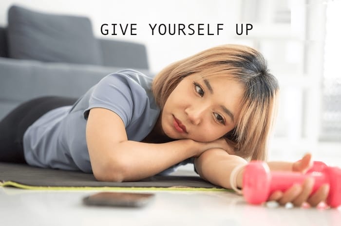 Give up cũng mang nghĩa từ bỏ quyền lợi hoặc lợi ích cá nhân để nhường cho người khác
