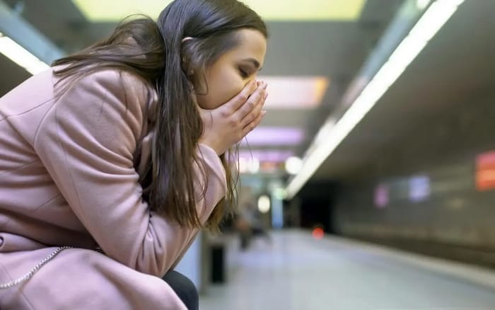 Cấu trúc Go into shock/panic/depression diễn tả sự chuyển đổi trạng thái cảm xúc đột ngột