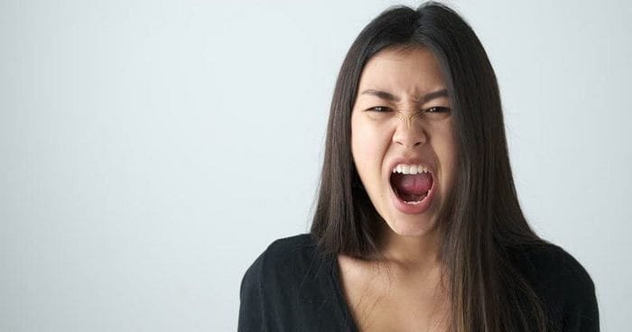 Go off cũng được dùng để diễn tả ai đó đột ngột nổi giận với cấu trúc Go off on someone