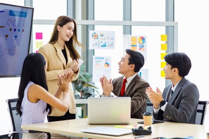 Nghĩa cơ bản nhất của Go on là tiếp tục duy trì một hành động hoặc tiến trình, sự việc nào đó