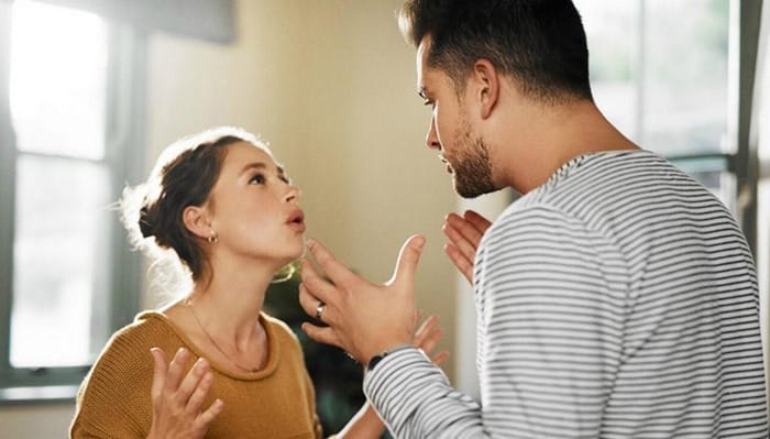 Go up cũng được dùng để diễn tả sự gia tăng phản ứng, giọng nói hoặc căng thẳng giữa ai đó với người khác