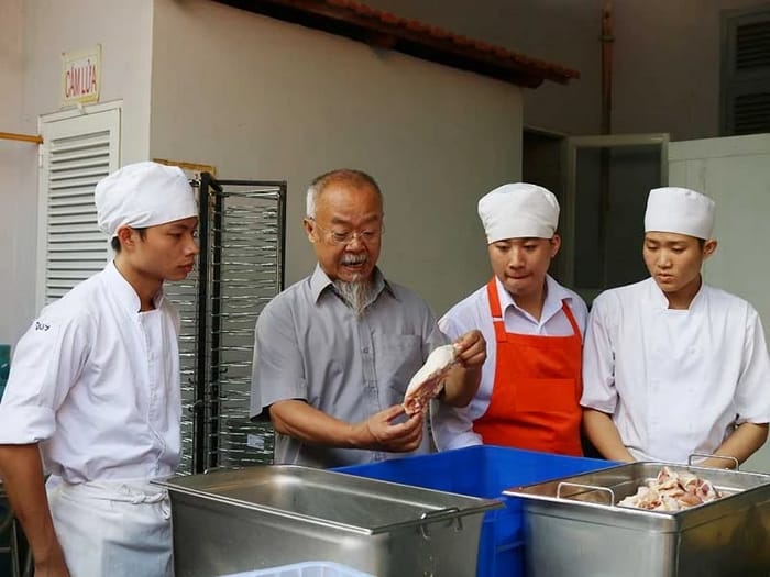 Hand down to posterity được dùng khi muốn nói về ngành nghề, lý tưởng,... được truyền lại cho hậu thế