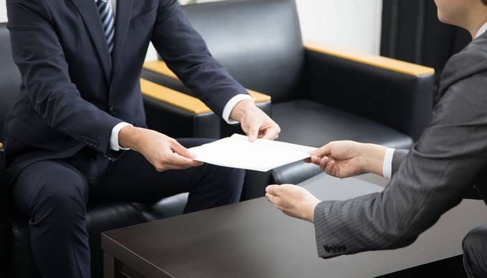 Cấu trúc Hand something in dùng diễn tả ai đó nộp/giao lại vật/tài liệu cho người khác