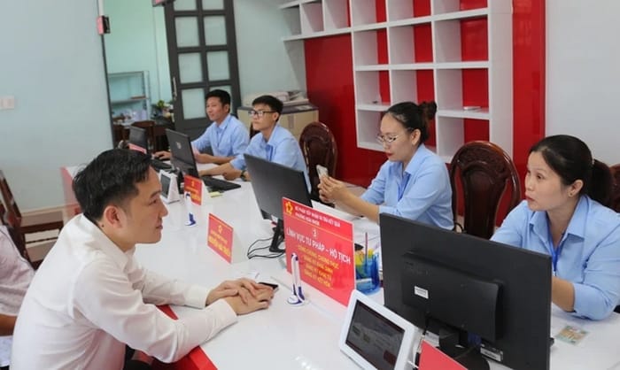 Hand in dùng trong môi trường hành chính thể hiện ai đó cần nộp thêm giấy tờ, tài liệu,... để hoàn tất thủ tục