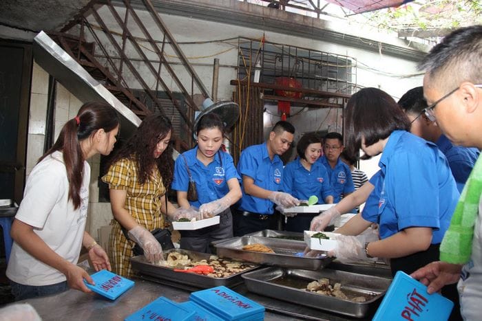 Hand out sẽ mang sắc thái nhân đạo và hỗ trợ khi nói về các hoạt động xã hội và từ thiện