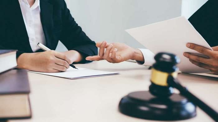 Hand out sẽ có nghĩa “ban hành quyết định” nếu dùng trong ngữ cảnh liên quan đến pháp lý