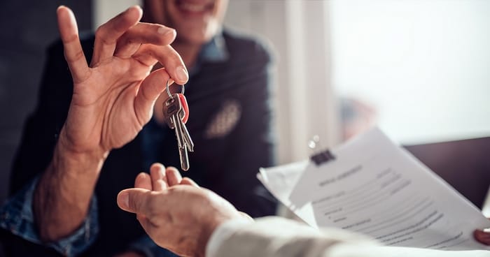 Cấu trúc Hand something over có thể nói về sự chuyển giao trách nhiệm, quyền hạn,... cho ai đó