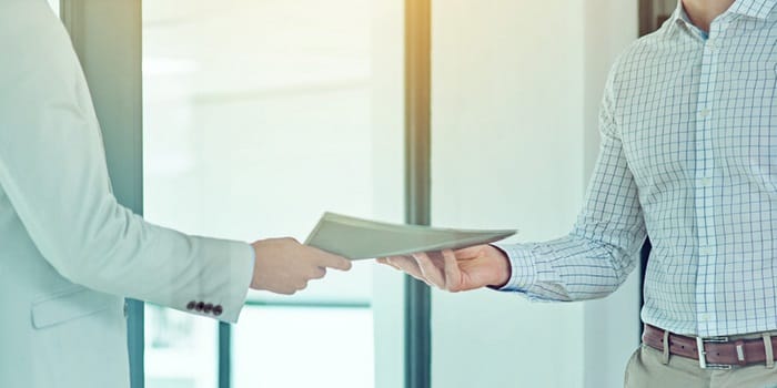 Cần phân biệt nghĩa của Hand over và Submit để sử dụng chính xác