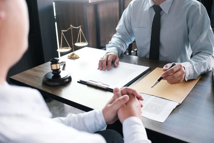 Look after còn mang nghĩa bảo vệ lợi ích hoặc đại diện cho quyền lợi của ai đó khi dùng trong bối cảnh kinh doanh hoặc pháp lý