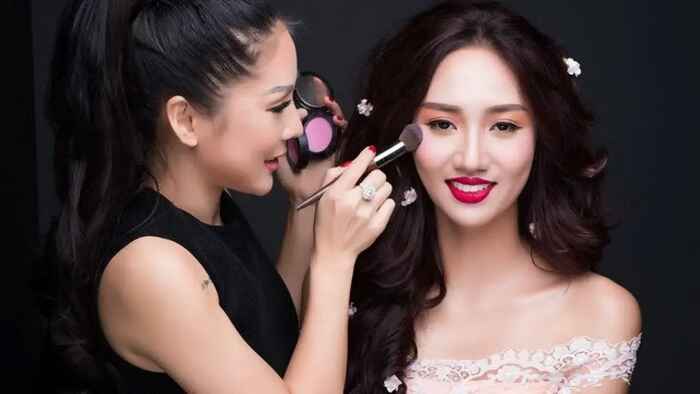 Make up sẽ mang nghĩa công việc trang điểm khi sử dụng như một danh từ