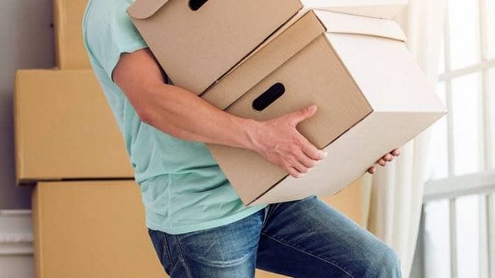 Pick up thường được dùng để mô tả hành động nhặt, nâng hoặc cầm một vật từ bề mặt lên