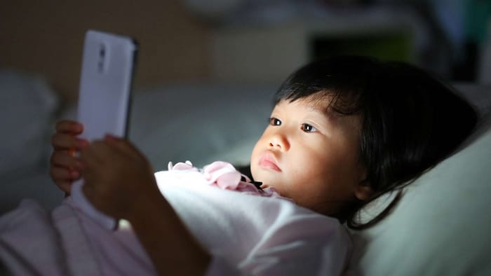 Pick up còn mang nghĩa nói ai đó học theo, tiếp thu điều gì đó từ nguồn không chính thức