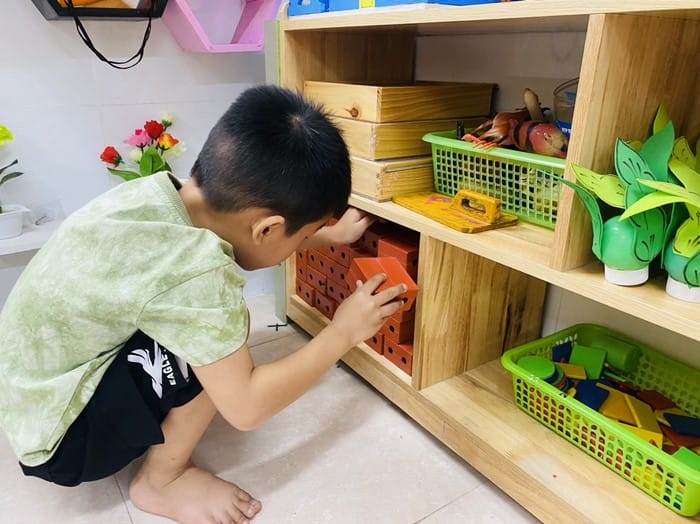 Put Away có nghĩa cơ bản nhất là cất một vật vào đúng vị trí - nơi nó thuộc về