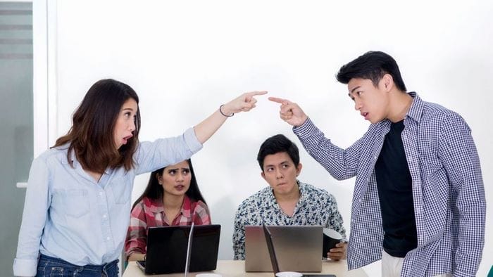 Put down sẽ mang nghĩa mỉa mai, chê bai, hạ thấp,... ai đó, thường mang sắc thái tiêu cực