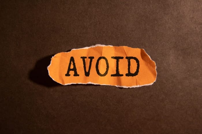 Put in nghĩa “bỏ công sức” sẽ trái nghĩa với avoid - thể hiện sự thiếu đầu tư về thời gian và năng lượng