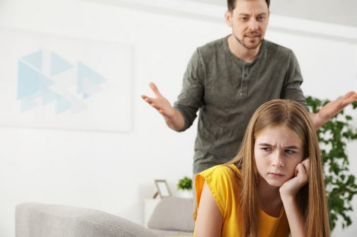 Đồng nghĩa với Put Off là Discourage (làm giảm động lực/sự tự tin)