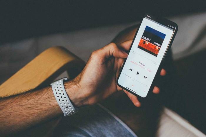 “Put On music” là cụm từ rất phổ biến trong giao tiếp hàng ngày