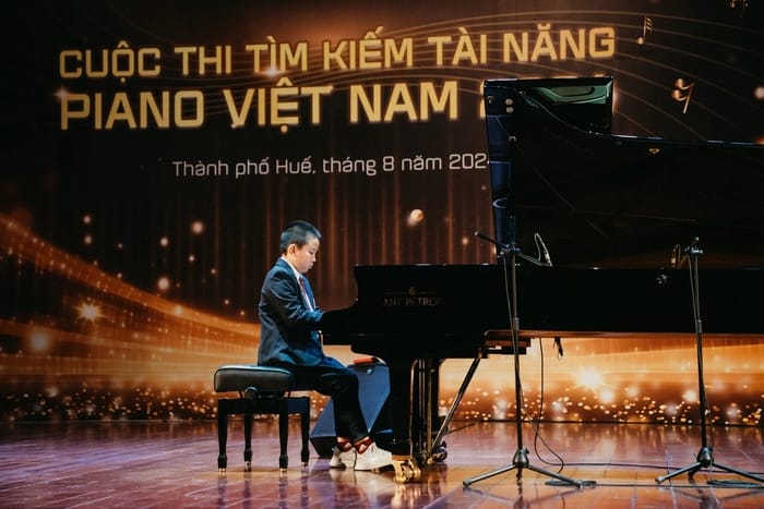 Show off cũng được dùng để nói ai đó phô diễn kỹ năng hoặc tài năng của mình trước người khác