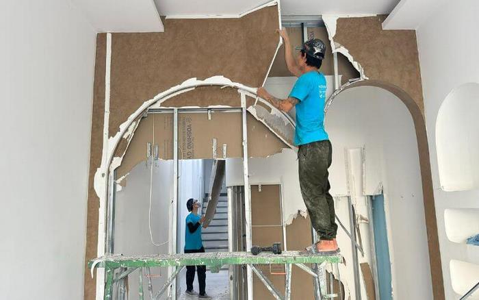 Take Down mang nghĩa tác động vật lý để tháo dỡ, hạ cái gì đó xuống là được dùng phổ biến nhất
