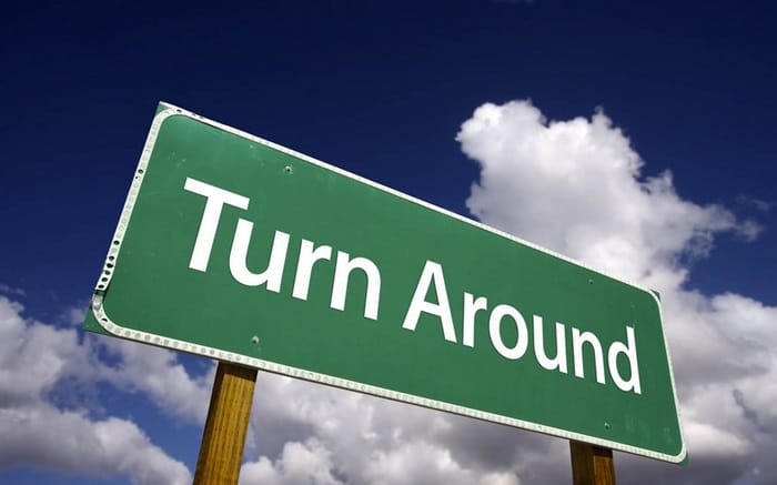 Turn around là gì? cấu trúc, cách dùng và ngữ cảnh áp dụng